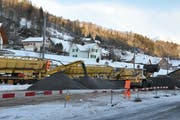 Am Dienstag wurde Schotter mit einem Güterzug nach Krummenau transportiert und dort abgeladen sowie aufgeschüttet. (Bild: Sabine Camedda)