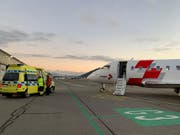 Die Rega flog den jungen Adelbodner, der in der Nacht zum Sonntag in Schweden verunfallt war, am Mittwoch zurück in die Schweiz. Sechs weitere Schweizer waren bei dem Unfall ums Leben gekommen. (Bild: Handout)