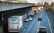 Nach dem Kirchenwaldtunnel stockt der Verkehr wegen einer Spurverengung. (Bild: Corinne Glanzmann (Hergiswil, 16. Januar 2019))