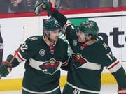 Nino Niederreiter (links) lässt sich nach seinem 1:0 von Marcus Foligno feiern (Bild: KEYSTONE/AP/JIM MONE)