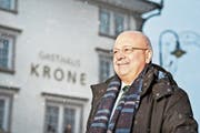 Konrad Hummler vor der damals noch unrenovierten «Krone» in Speicher. (Bild: Martina Basista)