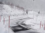 Freie Fahrt im Urserental: Nach der Öffnung der Strasse zwischen Göschenen und Andermatt (Bild) ist jetzt auch Realp wieder erreichbar. (Bild: KEYSTONE/URS FLUEELER)