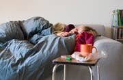 Bettruhe, Tee, Medikamente und viel Geduld – etwas anderes hilft kaum gegen die Grippe. (Bild: Keystone)