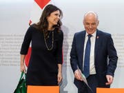Mit Daniela Stoffel hat Finanzminister Ueli Maurer eine neue Staatssekretärin für internationale Finanzfragen im Boot. Maurer stellt die neue Kadermitarbeiterin am Mittwoch den Bundeshausmedien vor. (Bild: Keystone/PETER KLAUNZER)
