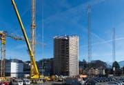 Das Solitaire-Hochhaus im Horwer Zentrum steht bereits, noch ist es aber verhüllt. Derweil kündigen Bauprofile auf dem Nachbargrundstück schon das nächste, ebenfalls 14-stöckige Hochhaus an. (Bild: Eveline Beerkircher (Horw, 16. Januar 2019))