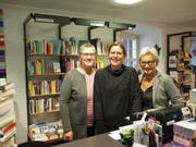 Elisabeth Geisser und Marion Herzog übernehmen von Charlotte Kehl das Geschäft "Bücher zum Turm" in der Bischofszeller Altstadt. (Bild: PD)