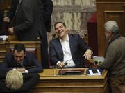 Alexis Tsipras am Mittwochabend im Parlament - er gewann die Vertrauensabstimmung. (Bild: Keystone/AP/PETROS GIANNAKOURIS)