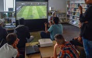 Zwei unterschiedliche Welten prallen aufeinander: Das Gamen hält Einzug in die Bibliothek, hier in diejenige von Rapperswil-Jona. (Bild: PD)