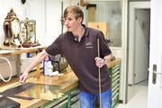 Der Uhrmacher Mario Scarpatetti an seinem Arbeitsplatz beim Uhrenfachgeschäft Letta in Buchs. (Bilder: Heini Schwendener/PD)
