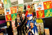 LFK-Präsident Mike Hauser (links) und sein Weibel Kari Bründler (rechts vorne) mit ihren Klonen bei der ersten Zusammenkunft der diesjährigen Fasnachtsgewaltigen im Schalander auf dem Eichhof-Areal am Montag, 14. Januar. (Bild: Bruno Gisi/PD)