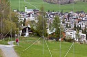 In der Schweiz wird immer mehr gebaut. Die Zersiedelungs-Initiative will dem Einhalt gebieten. (Bild: Arno Balzarini/Keystone, Flims, 1. Mai 2012)