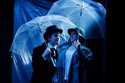 Sie proben fleissig: Giulia Scherer als «Theodor» (links) und Lea Joho als «Emil». (Bild: Stefan Kaiser (Zug, 14. Januar 2019))