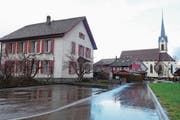 Das Pfarrhaus in Oberrüti ist in einem schlechten Zustand. Daher soll es durch einen Neubau mit sieben Wohnungen ersetzt werden. (Bild: Eddy Schambron)