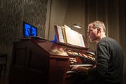 Bernhard Ruchti begleitet einen Stummfilm an der Wurlitzer-Orgel im Kirchgemeindehaus St.Georgen. (Bild: Michel Canonica - 4. Januar 2017)