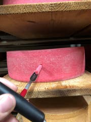 Die «Pink Queen» ist ein eingefärbter Sennwald-Käse und hat einen ähnlichen Geschmack, wie der Appenzeller Käse. (Bilder: Käserei Stadelmann)
