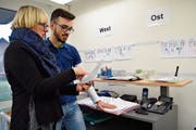 Ruben Goncalves bespricht mit Pflegefachfrau Doris Forrer den Einsatzplan. (Bild: Evi Biedermann)