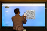 Luxoft entwickelte das E-Voting-System für die Stadt Zug. Eine Person registriert sich im Zuger Stadthaus für die digitale ID. Bild: Alexandra Wey/Keystone (Zug, 25. Juni 2018)
