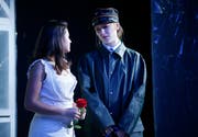 Larissa Mello Betschart als «die Unbekannte» (links) und Mirjam Gattiker als «Polizist». (Bild: Stefan Kaiser (Zug, 14. Januar 2019))