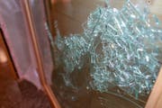 Eine der zerborstenen Fensterscheiben im Hotel. (Bild: (Raphael Rohner)