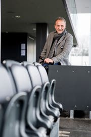 Auf dem Fussballplatz fühlt - hier in der IGP Arena in Wil - fühlt sich Dani Wyler wohl: «Wenn man als Fussballfan seinen Beruf in diesem Sport ausüben kann, ist das ein erfüllter Wunschtraum». (Bild: Mareycke Frehner)