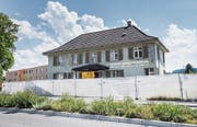 Abgesperrt: So präsentierte sich die Obstgarten-Liegenschaft im vergangenen Sommer. (Bild: Andrea Stalder (16. Juli 2018))