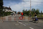 Der Bahnübergang auf der Bankstrasse soll neu ganzjährig nur noch für Fussgänger und Velofahrer passierbar sein. (Bild: Markus Schoch)