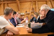 Die Gruppe Wild diskutierte angeregt, dennoch liessen die Teilnehmer den Humor nicht missen. (Bild: Urs M. Hemm)