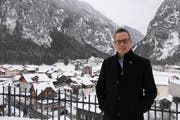 Der 42-jährige Iwan Imholz bei der Kirche, von wo aus er einen guten Überblick über «seine» Gemeinde geniesst. (Bild: Carmen Epp, Unterschächen, 8. Januar 2019)