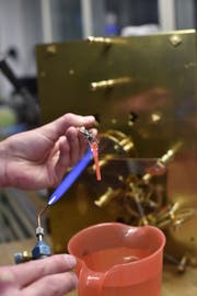 Mit einem Gasbrenner härtet Scarpatetti ein Stahlteil, damit es weniger schnell verschleisst.