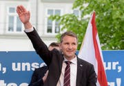Die als völkisch-nationalistisch geltende, lose Gruppierung «Der Flügel» rund um den Thüringer AfD-Chef Björn Höcke wird vom Verfassungsschutz künftig genauer unter die Lupe genommen. (Bild: Jens Meyer, AP (Erfurt, 18. Mai 2016))