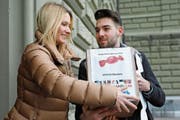 Reichten gestern die Unterschriften ein: Camille Lothe (Junge SVP/ZH) und Nicolas Rimoldi (Jungfreisinnige/LU). (Bild: Peter Klaunzer/Keystone)