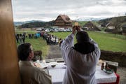 Zahlreiche Pilger haben am Donnerstag den Weg zur Antoniuskapelle in Stettenbach gefunden. Abt Christian vom Kloster Engelberg (Mitte) hielt die Festpredigt. (Bild: Dominik Wunderli, 17. Januar 2019)