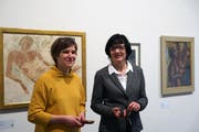 Museumskuratorin Stefanie Hoch und Kommunikationschefin Corinne Rüegg Widmer in der Ausstellung über Helen Dahm. (Bild: Dieter Langhart)