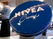 Gute Geschäfte mit Nivea und Eucerin sowie der Klebstoffsparte Tesa haben den Umsatz des deutschen Beiersdorf-Konzerns 2018 angekurbelt. (Bild: KEYSTONE/AP/FABIAN BIMMER)