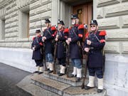 Schützen in historischen Uniformen begleiten die Gegner des verschärften Waffengesetzes bei der Übergabe der Unterschriften zum Referendum. (Bild: KEYSTONE/PETER KLAUNZER)