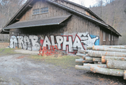 Ein Graffiti des verurteilten Sprayers bei der Feuerstelle am Wichelsee.Bild: PD/Kapo Obwalden