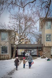 Das Schulhaus Tschudiwies am Bernegghang. (Bild: Benjamin Manser - 26. Januar 2017)