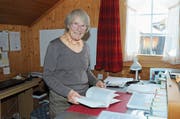 Trudi Schmid hält ihre Doktorarbeit in den Händen. An dieser hat sie vier Jahre lang gearbeitet. (Bild: Astrid Zysset)