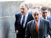 Harvey Weinstein (links) kann nicht mehr auf die Dienste des Starverteidigers Benjamin Brafman (vorne rechts) zählen. (Bild: KEYSTONE/EPA/JUSTIN LANE)