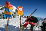 Trotz Warnhinweisen begeben sich in den Schweizer Bergen jedes Jahr Wintersportler auf ungesicherte Pisten. (Archivbild: Urs Jaudas)
