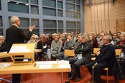 Urs Welte, Mitglied der Arbeitsgruppe, moderiert die Veranstaltung in der Hauptwiler Mehrzweckhalle. (Bild: Georg Stelzner)