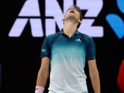 Am Ende seiner Kräfte: Dominic Thiem musste in der 2. Runde des Australian Open aufgeben (Bild: KEYSTONE/AP/MARK SCHIEFELBEIN)