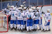 Jubeln die Zuger Spieler auch im Cup-Final gegen die Rapperswil-Jona Lakers? (Bild: Marcel Bieri / Keystone (Kloten, 19. Dezember 2018))