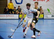 Zug United im Spiel gegen Tigers Langnau in der Sporthalle Schönenbüel in Unterägeri. Im Bild der Zuger Sandro Poletti, hinter ihm Dario Langenegger von Langnau. (Bild: Stefan Kaiser (Unterägeri, 13. Januar 2019))