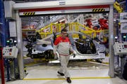 Der Fiat-Chrysler-Konzern hat den Trend zu Elektromobilität verschlafen. Im Bild ein Mitarbeiter im Alfa-Romeo-Montagewerk im italienischen Cassino. (Bild: Matthew Iloyd/Bloomberg (24. November 2016)