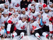 Das Team Canada mit dem Siegerpokal nach dem gewonnenen World Cup 2016 in Toronto (Bild: KEYSTONE/AP The Canadian Press/NATHAN DENETTE)