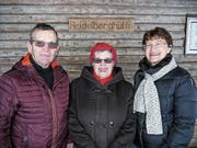Alois und Ursula Erni mit Bürgerschreiberin Rebecca Roncoroni vor der Waldhütte Heidelberg. (Bild: PD)