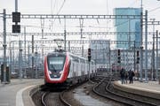 Noch Sorgenkind: Der neue Fernverkehr-Doppelstockzug der SBB «FV-Dosto» auf der Fahrt von Zürich nach Bern.Bild: Ennio Leanza/Keystone (Zürich, 19. November 2018)