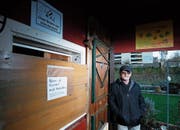 Karl Stocker versucht, ungebetene Gäste mit Warnschildern von seinem Schrebergarten fernzuhalten. (Bild: Stefan Kaiser (Zug, 15. Januar 2019))