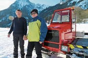 Bernhard und Hanny Egeter starteten mit dem aufgerüsteten Pistenfahrzeug in die Wintersaison. (Bild: Hildegard Bickel)